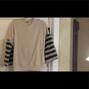 Sweatshirt and faux fur combined